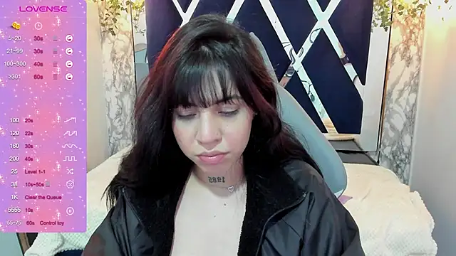 Snapshot of Violet_m chatting on December 11, 12:33 am Violet m online show from December 11, 12:33 am