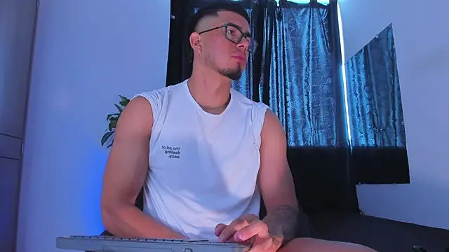 Snapshot of thaddeus_king chatting on June 8, 2:17 pm thaddeus king online show from June 8, 2:17 pm