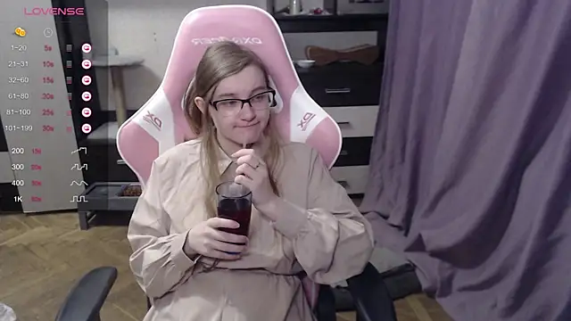 Snapshot of Tomato_Tease chatting on March 8, 7:31 pm Tomato Tease online show from March 8, 7:31 pm