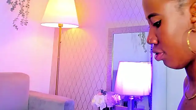 Alishaacameron  online show from December 21, 2:41 am