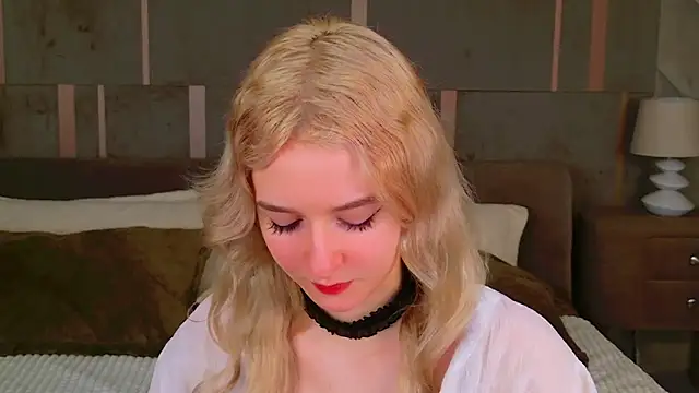 Snapshot of NaomiLoys chatting on February 11, 12:17 am NaomiLoys online show from February 11, 12:17 am