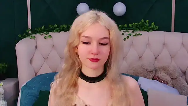 Snapshot of NaomiLoys chatting on February 17, 2:20 am NaomiLoys online show from February 17, 2:20 am