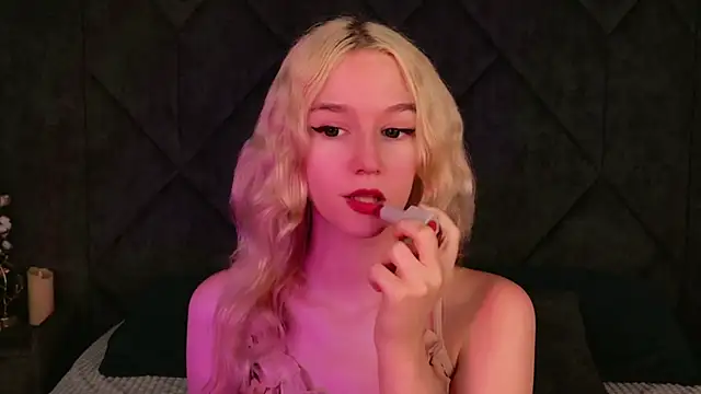 Snapshot of NaomiLoys chatting on September 12, 9:15 pm NaomiLoys online show from September 12, 9:15 pm