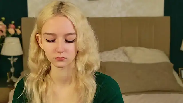 Snapshot of NaomiLoys chatting on November 7, 10:48 am NaomiLoys online show from November 7, 10:48 am