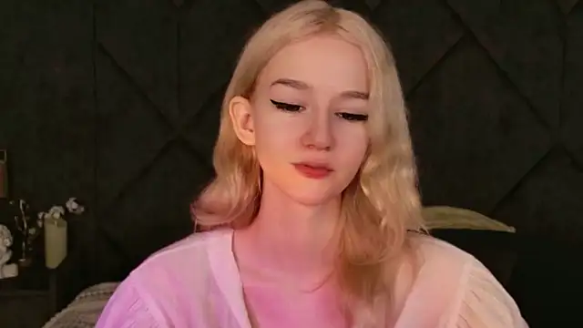 Snapshot of NaomiLoys chatting on November 16, 10:54 am NaomiLoys online show from November 16, 10:54 am