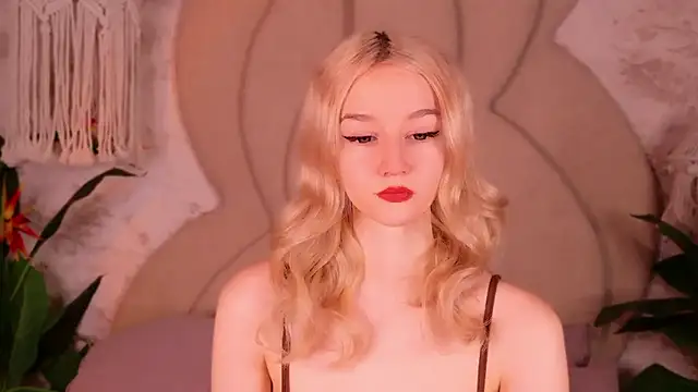 Snapshot of NaomiLoys chatting on January 16, 11:03 am NaomiLoys online show from January 16, 11:03 am