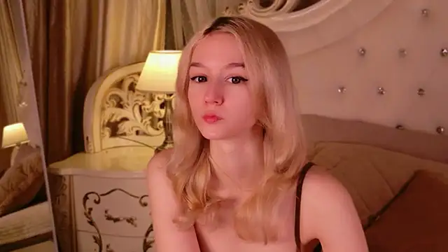 Snapshot of NaomiLoys chatting on February 6, 11:24 am NaomiLoys online show from February 6, 11:24 am