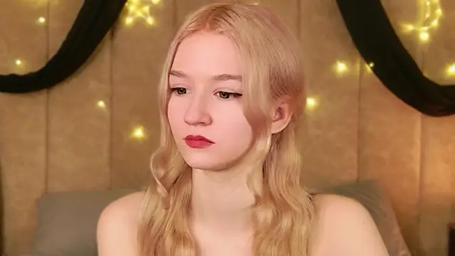 Snapshot of NaomiLoys chatting on February 17, 10:45 am NaomiLoys online show from February 17, 10:45 am