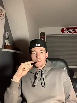 Snapshot of MikesWood21 chatting on December 7, 7:21 pm MikesWood21 online show from December 7, 7:21 pm