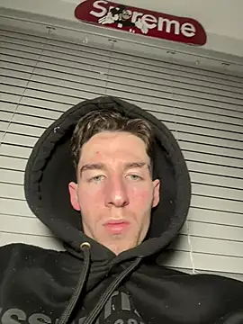 Snapshot of MikesWood21 chatting on March 3, 12:37 am MikesWood21 online show from March 3, 12:37 am