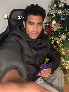 Snapshot of Ryan-hot chatting on December 12, 2:15 am Ryan-hot online show from December 12, 2:15 am