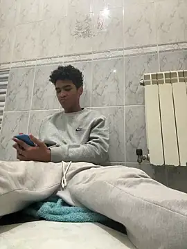 Snapshot of Ryan-hot chatting on December 13, 10:15 pm Ryan-hot online show from December 13, 10:15 pm