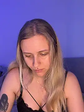 lunawolf21 online show from March 17, 7:23 am