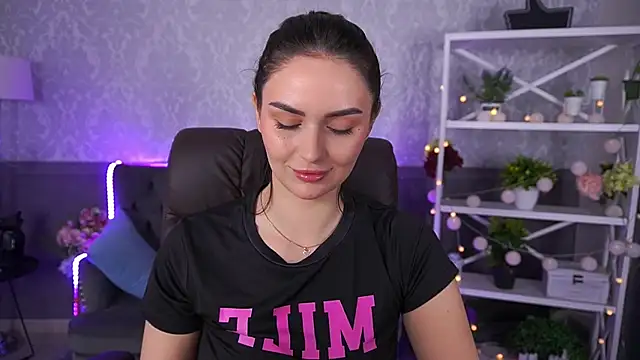 Snapshot of MilashaLovely chatting on October 28, 7:23 am MilashaLovely online show from October 28, 7:23 am