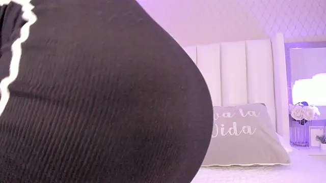 Snapshot of SophiaSmiiths_ chatting on June 2, 7:49 pm SophiaSmiiths online show from June 2, 7:49 pm