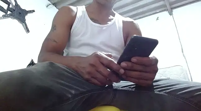 Snapshot of fernandez_latinblackk chatting on March 17, 1:57 am fernandez latinblackk online show from March 17, 1:57 am