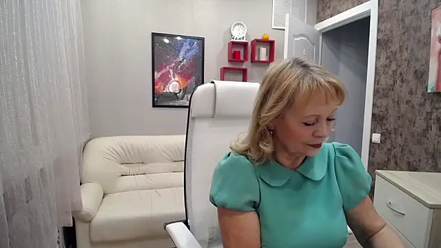 Snapshot of Milla_Cutie18 chatting on October 13, 5:29 am Milla Cutie18 online show from October 13, 5:29 am