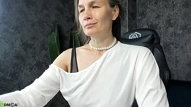 Lillian White online show from July 15, 1:00 am