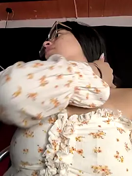 Snapshot of ShyVibes_ chatting on February 1, 7:13 pm ShyVibes online show from February 1, 7:13 pm