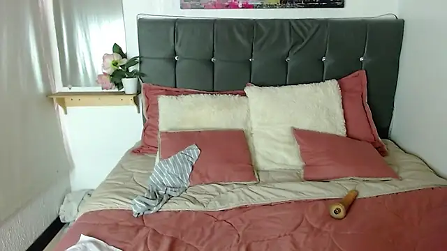 Snapshot of ShyVibes_ chatting on March 6, 7:21 pm ShyVibes online show from March 6, 7:21 pm