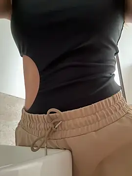 Snapshot of SophieRaily_ chatting on February 20, 6:35 pm SophieRaily online show from February 20, 6:35 pm