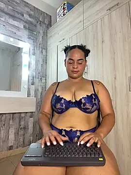 Snapshot of Violetrousse chatting on December 13, 8:47 pm Violetrousse online show from December 13, 8:47 pm