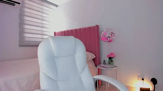 Snapshot of Ninamirley chatting on December 14, 1:05 pm Ninamirley online show from December 14, 1:05 pm