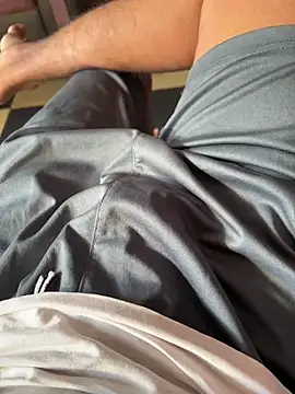 Snapshot of Desiboy___21 chatting on December 15, 3:24 am Desiboy 21 online show from December 15, 3:24 am