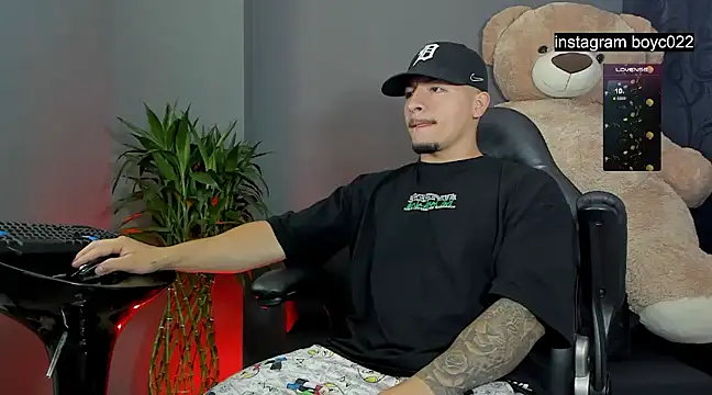 Snapshot of boyc022_ chatting on February 18, 12:15 am boyc022 online show from February 18, 12:15 am