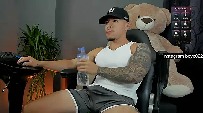 Snapshot of boyc022_ chatting on February 19, 12:25 am boyc022 online show from February 19, 12:25 am