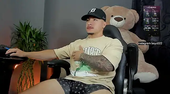 Snapshot of boyc022_ chatting on February 21, 1:22 am boyc022 online show from February 21, 1:22 am