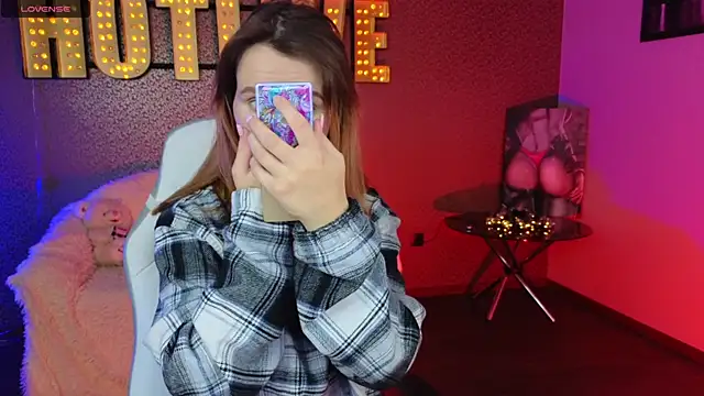 AliceBYKiss online show from December 9, 3:33 pm