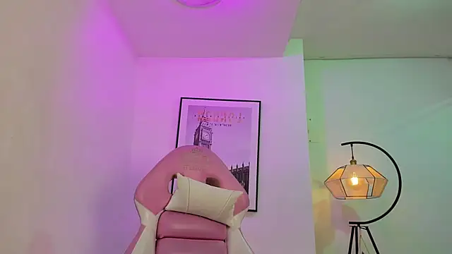 Snapshot of Theia_moon chatting on February 19, 12:33 pm Theia moon online show from February 19, 12:33 pm