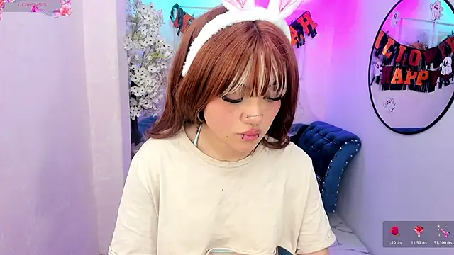 Snapshot of Theia_moon chatting on October 30, 2:46 am Theia moon online show from October 30, 2:46 am