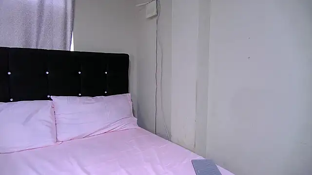 Snapshot of petite_paola chatting on January 4, 2:46 pm petite paola online show from January 4, 2:46 pm