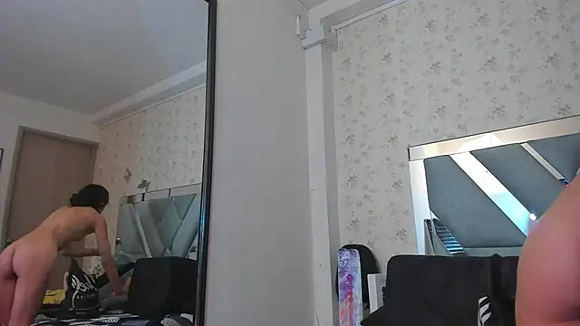 Snapshot of Queenjenn__ chatting on December 10, 1:22 am Queenjenn online show from December 10, 1:22 am