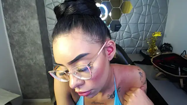 Snapshot of Tiffanny chatting on March 8, 3:35 pm Tiffanny online show from March 8, 3:35 pm