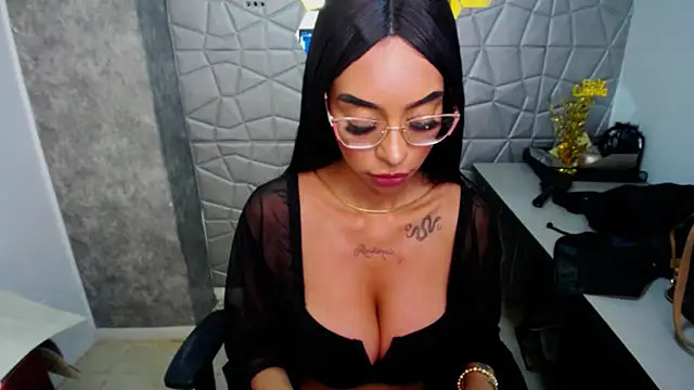 Snapshot of Tiffanny chatting on March 9, 3:49 pm Tiffanny online show from March 9, 3:49 pm