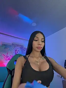 Snapshot of Tiffanny chatting on February 21, 8:32 pm Tiffanny online show from February 21, 8:32 pm