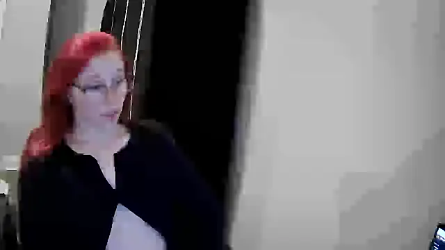 Snapshot of LilyFoxxx chatting on December 4, 5:16 am LilyFoxxx online show from December 4, 5:16 am
