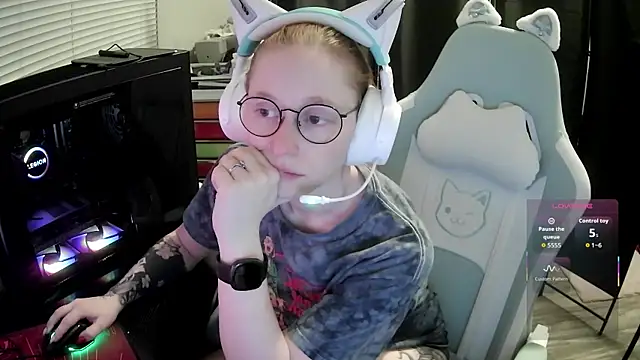 Snapshot of LilyFoxxx chatting on June 12, 5:28 am LilyFoxxx online show from June 12, 5:28 am