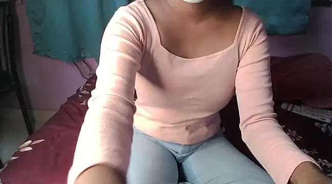 Snapshot of Aaliyalove1 chatting on December 25, 8:18 am Aaliyalove1 online show from December 25, 8:18 am