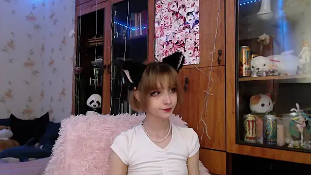 Snapshot of cloudgirrl chatting on February 17, 8:26 pm cloudgirrl online show from February 17, 8:26 pm