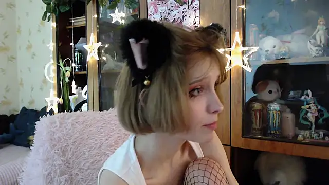 Snapshot of cloudgirrl chatting on March 16, 3:39 pm cloudgirrl online show from March 16, 3:39 pm