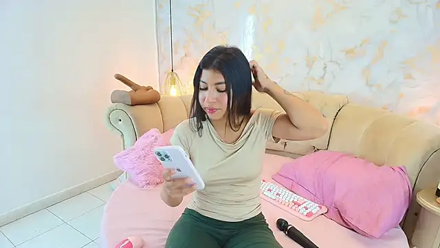 Snapshot of khloeblake chatting on November 18, 5:12 am khloeblake online show from November 18, 5:12 am