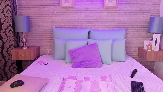 Snapshot of Catalinna_Thompson chatting on January 9, 3:44 pm Catalinna Thompson online show from January 9, 3:44 pm