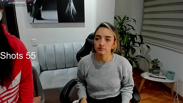 Snapshot of Emmy_petit chatting on March 11, 1:26 am Emmy petit online show from March 11, 1:26 am