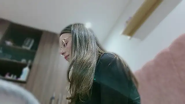 Snapshot of Emmy_petit chatting on October 16, 2:12 am Emmy petit online show from October 16, 2:12 am