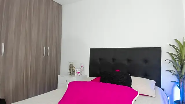 LaylaJewel online show from March 14, 4:30 pm