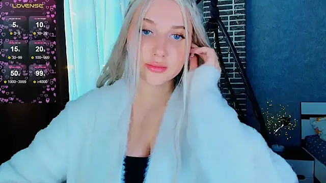 Snapshot of Evacadooo chatting on November 6, 6:36 am Evacadooo online show from November 6, 6:36 am